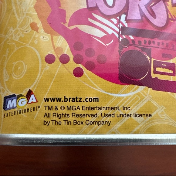 Brand New Vintage Bratz Pink And Yellow Tin Locker With Lock And Key - Picture 8 of 9